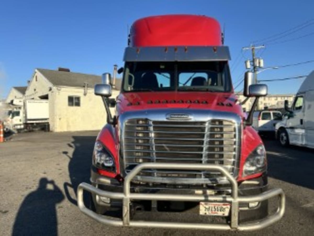 2019 Freightliner Cascadia in Kearny, NJ — photo 2