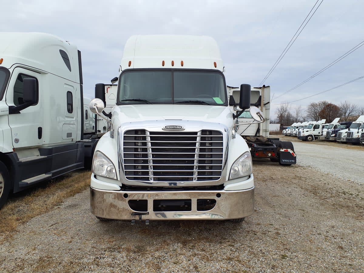 2019 Freightliner Cascadia in Indianapolis, IN — photo 2