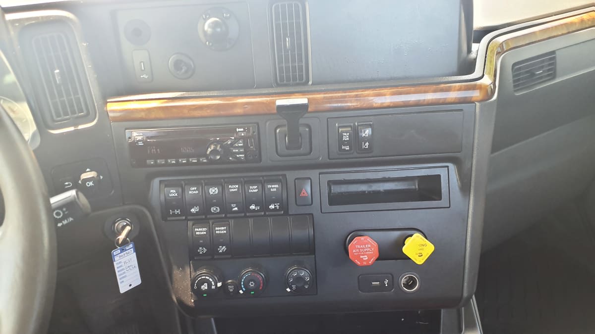 2019 International LT in Springfield, MA — photo 7