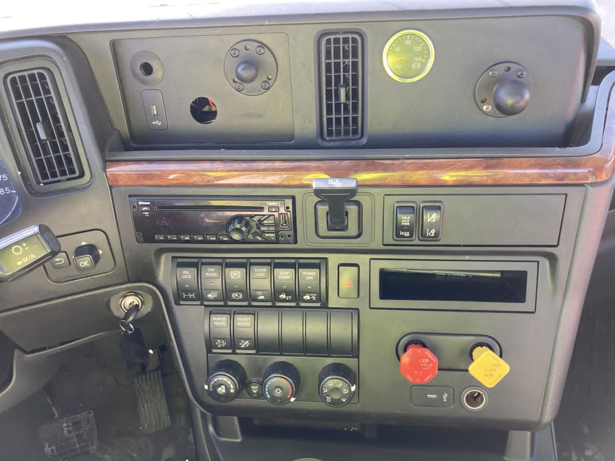 2019 International LT in Springfield, MA — photo 8