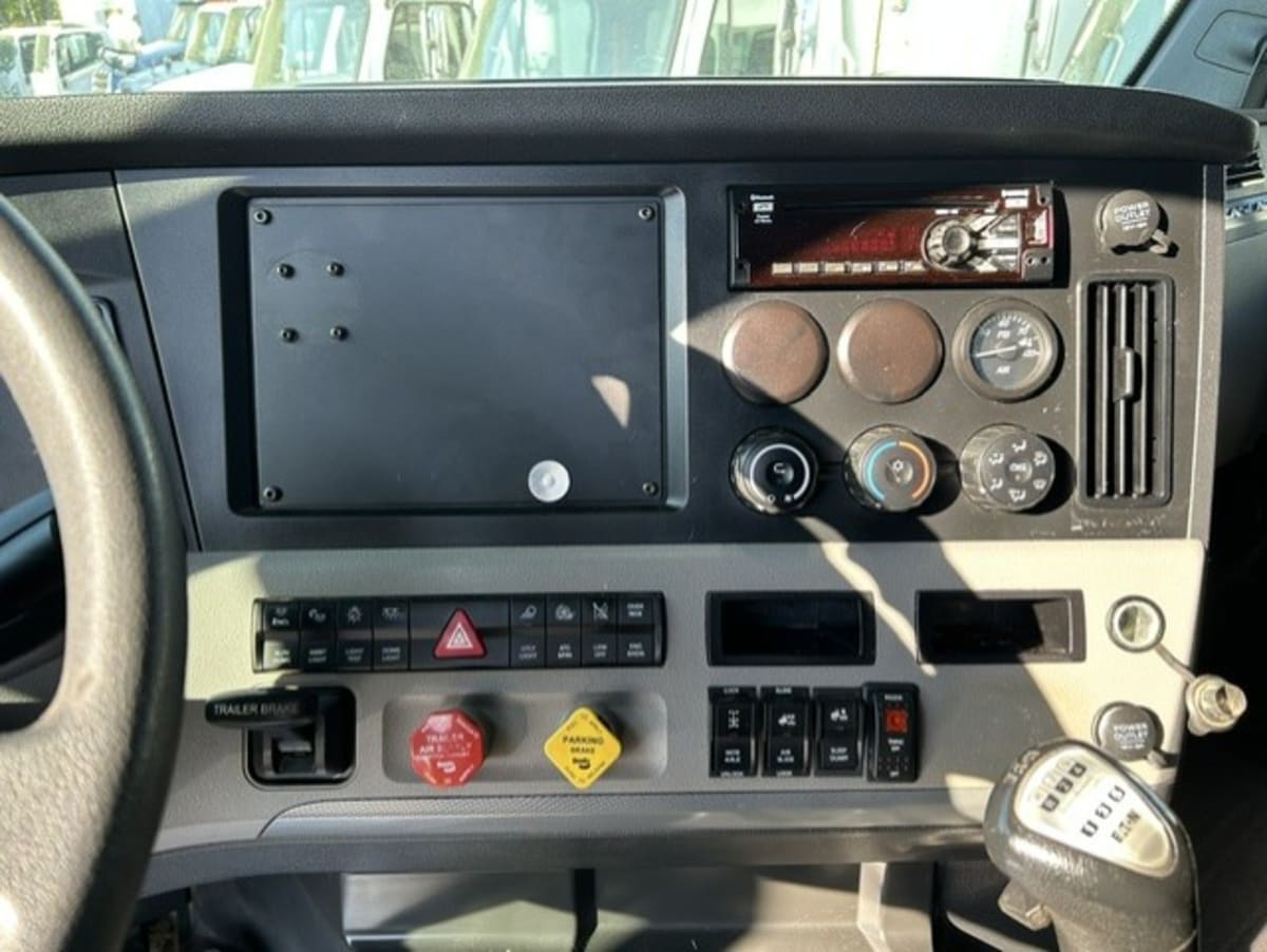2019 Freightliner Cascadia in Farmingdale, NY — photo 13