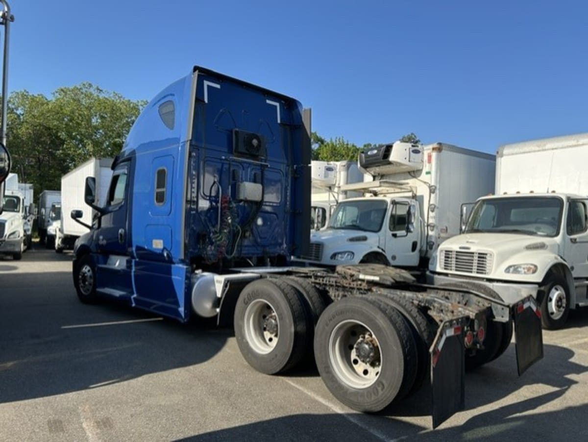 2019 Freightliner Cascadia in Farmingdale, NY — photo 6