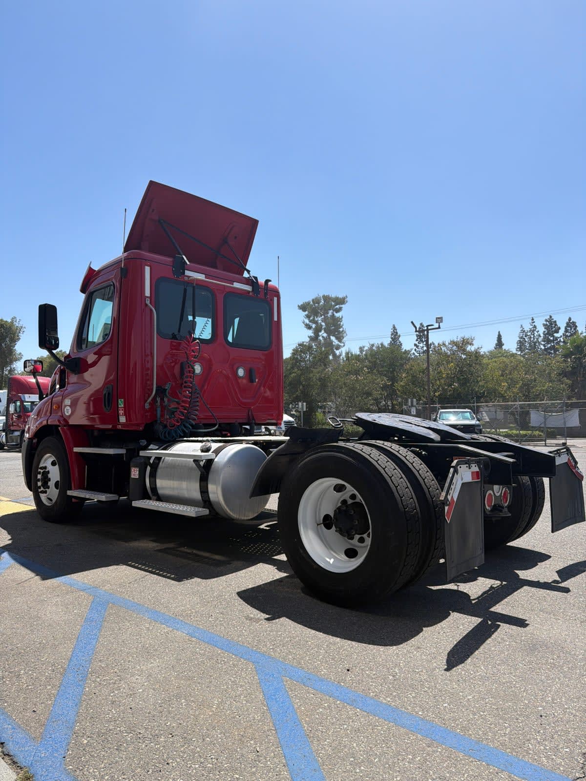 2019 Freightliner Cascadia in Pomona, CA — photo 6