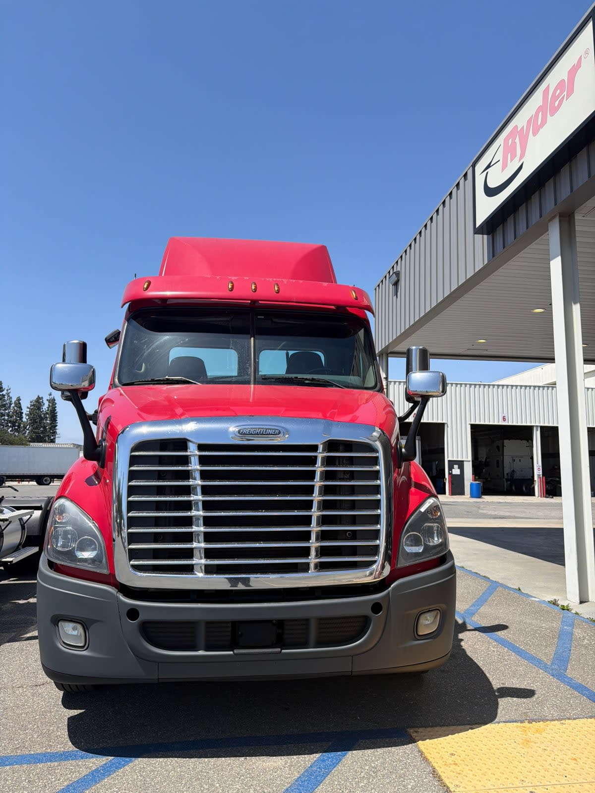 2019 Freightliner Cascadia in Pomona, CA — photo 2