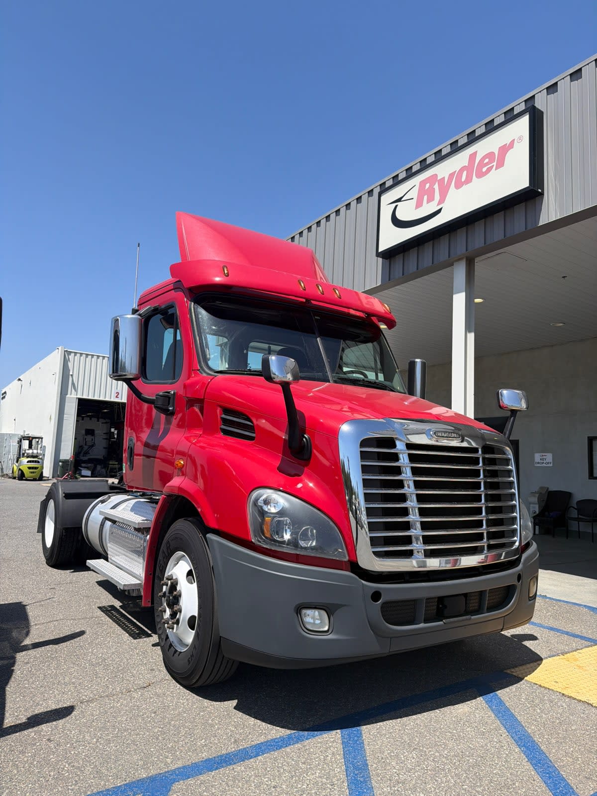 2019 Freightliner Cascadia in Pomona, CA — photo 3
