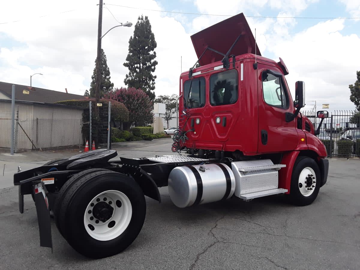 2019 Freightliner Cascadia in Montebello, CA — photo 4