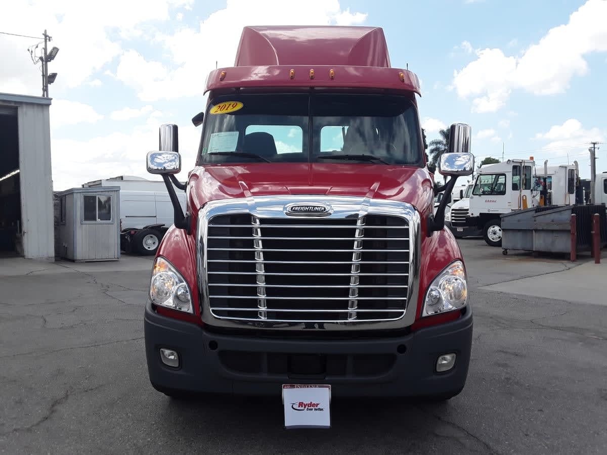 2019 Freightliner Cascadia in Montebello, CA — photo 2
