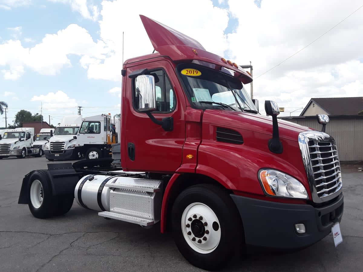 2019 Freightliner Cascadia in Montebello, CA — photo 3