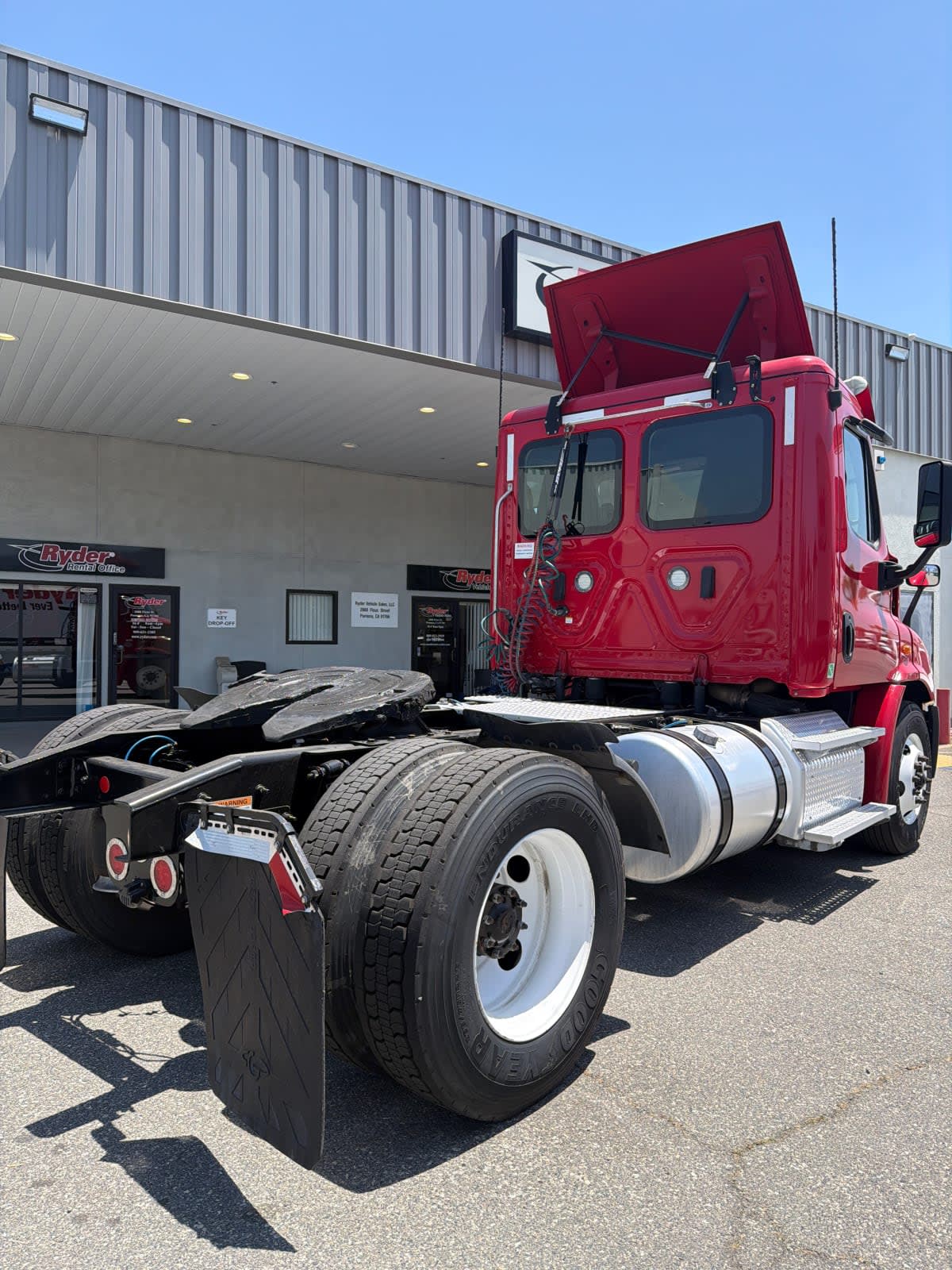 2019 Freightliner Cascadia in Pomona, CA — photo 4