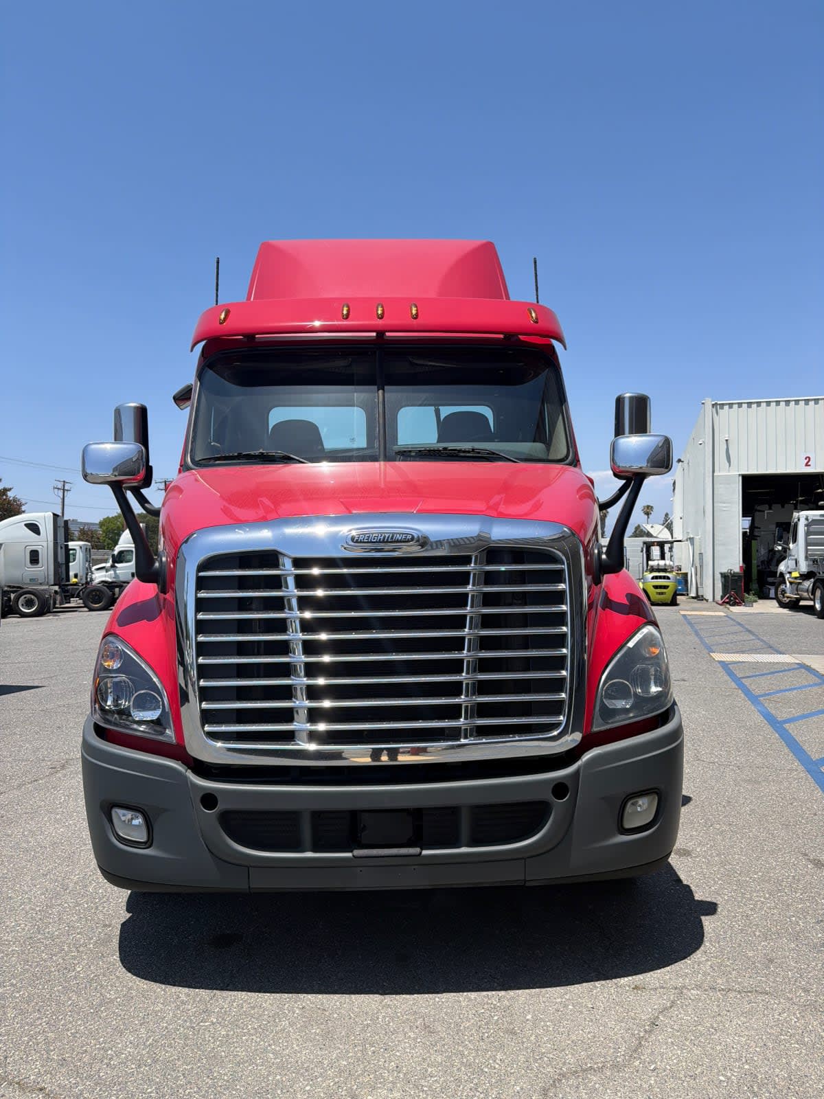 2019 Freightliner Cascadia in Pomona, CA — photo 2