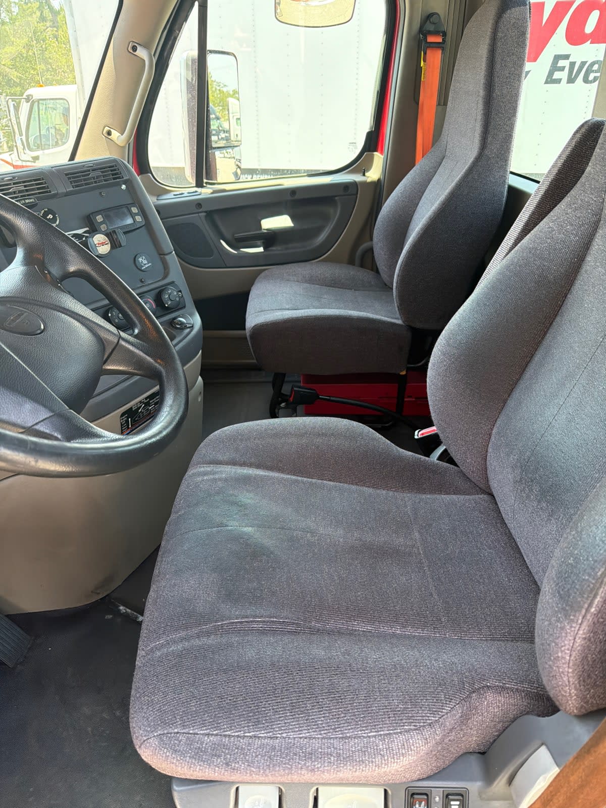 2019 Freightliner Cascadia in Pomona, CA — photo 7