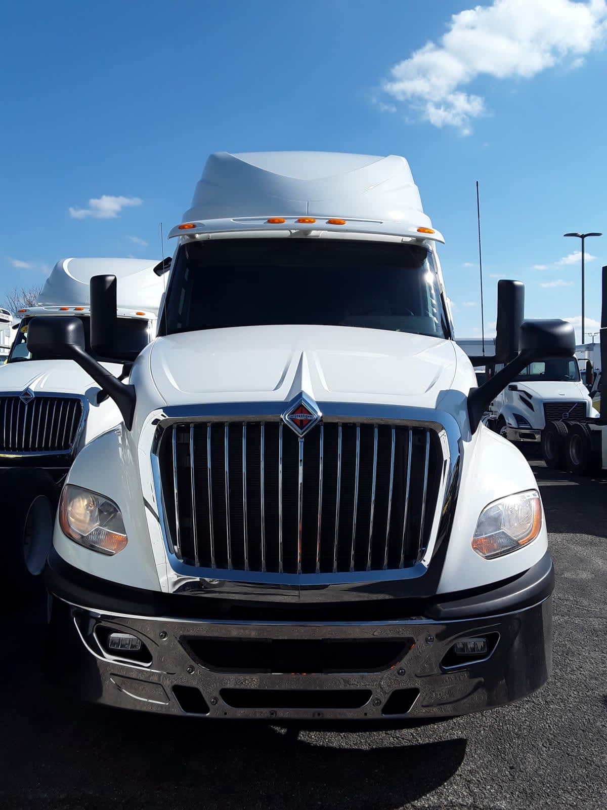 2019 International LT in Bolingbrook, IL — photo 2