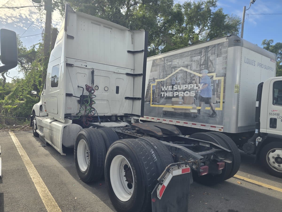 2019 International LT in Tampa, FL — photo 4