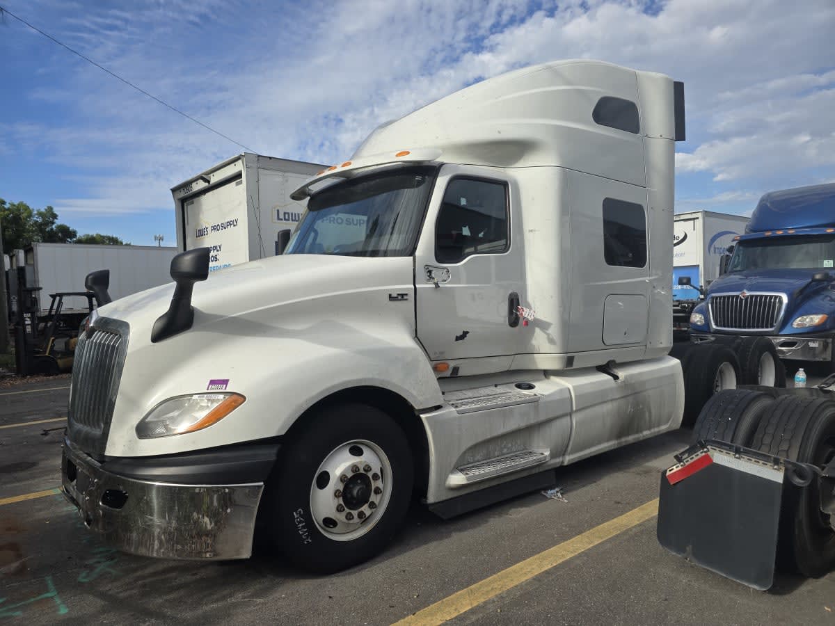 2019 International LT in Tampa, FL — photo 3