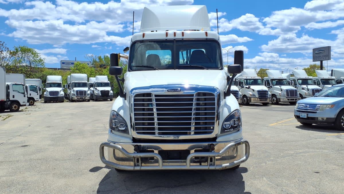 2019 Freightliner Cascadia in Warwick, RI — photo 2
