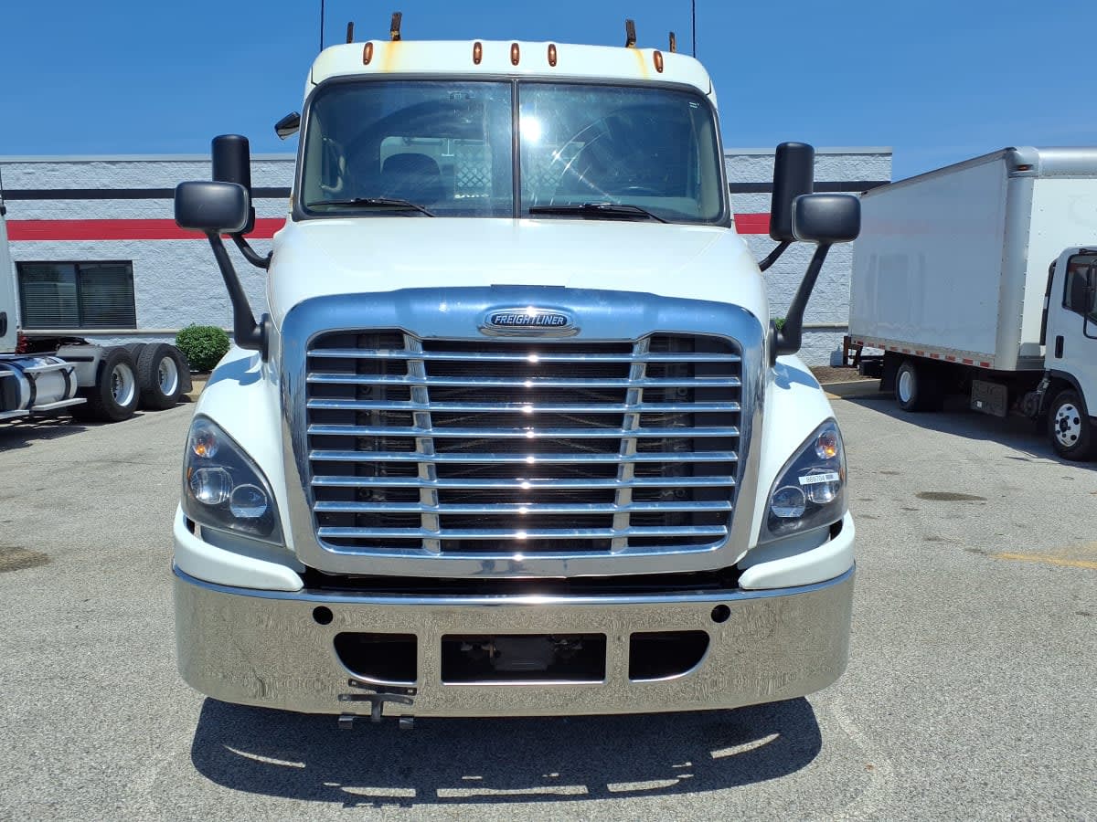 2019 Freightliner Cascadia in Cleveland, OH — photo 2