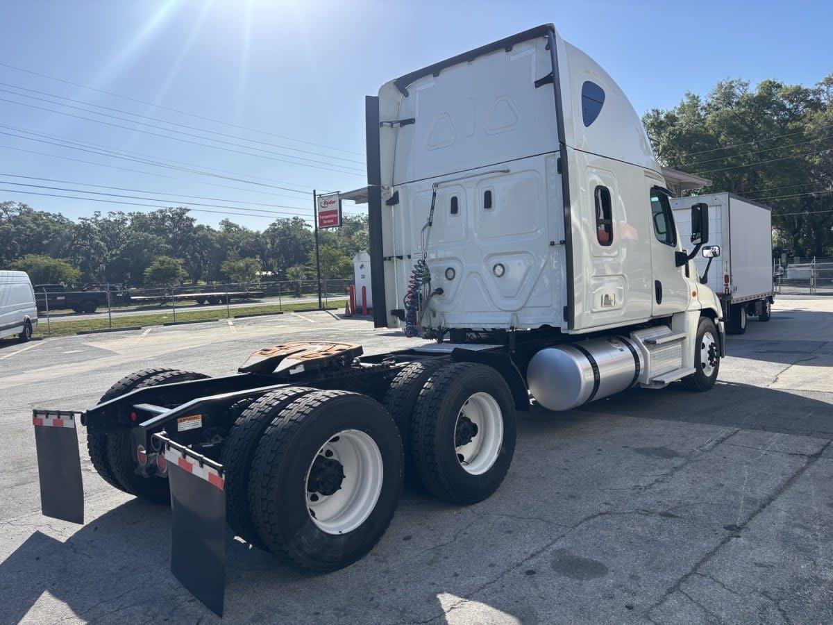 2019 Freightliner Cascadia in Jacksonville, FL — photo 4