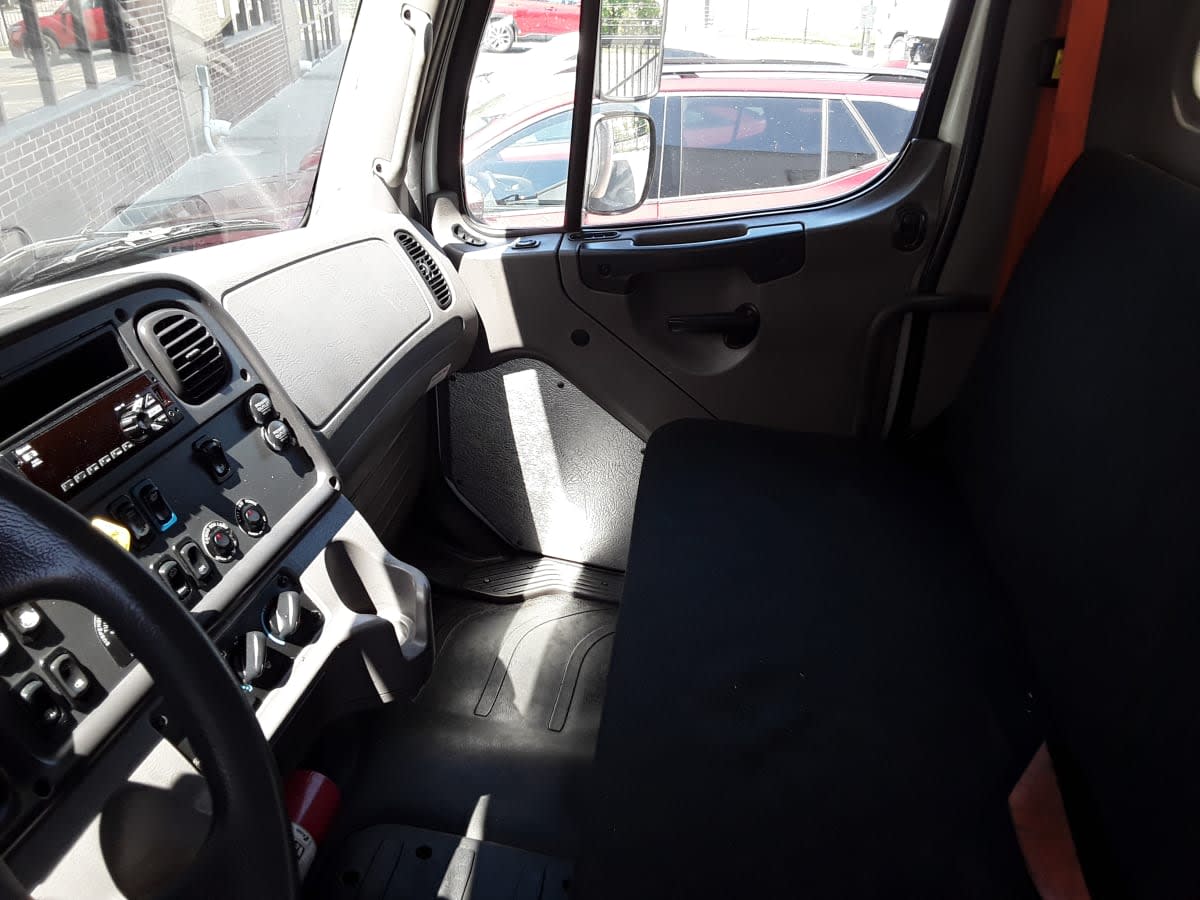 2019 Freightliner M2 106 in Kansas City, MO — photo 8