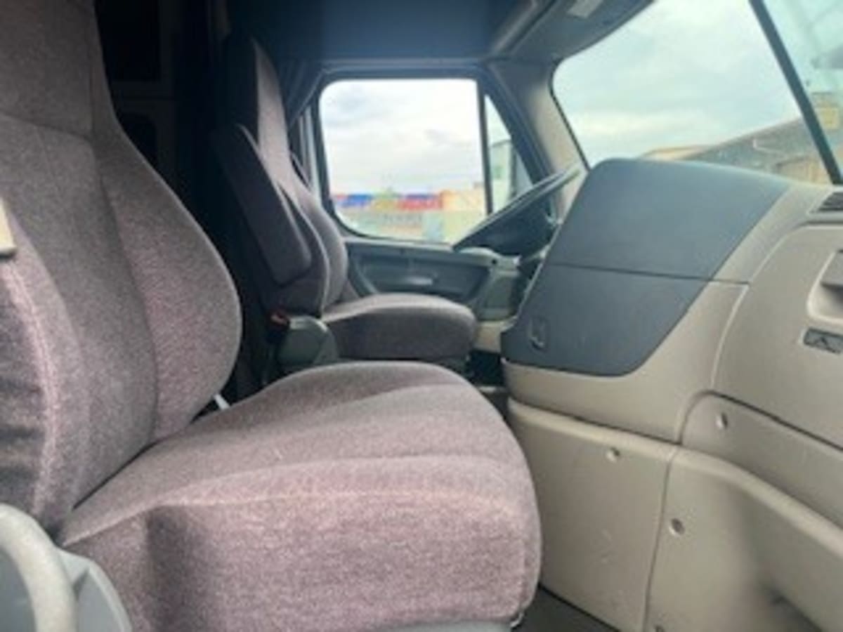2019 Freightliner Cascadia in Kearny, NJ — photo 12