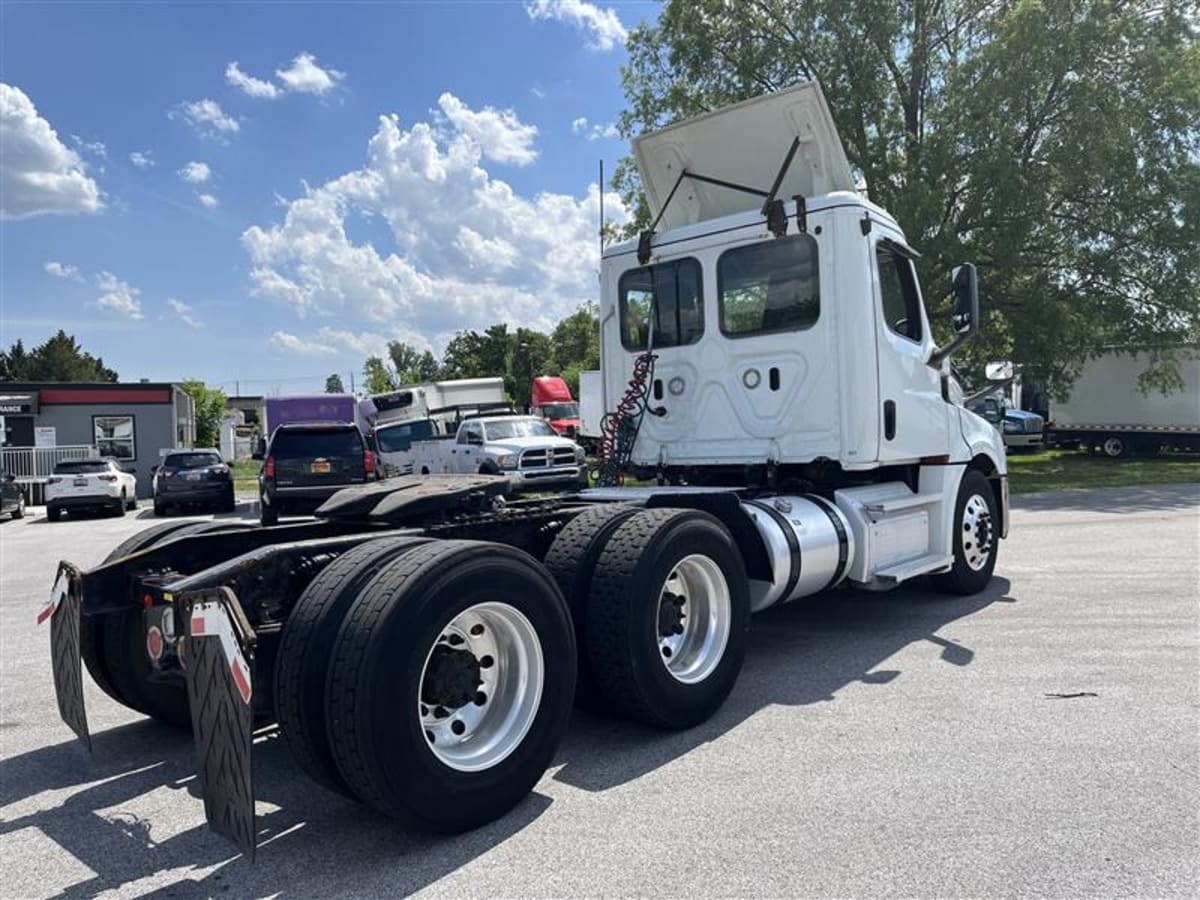 2019 Freightliner Cascadia in Beltsville, MD — photo 4