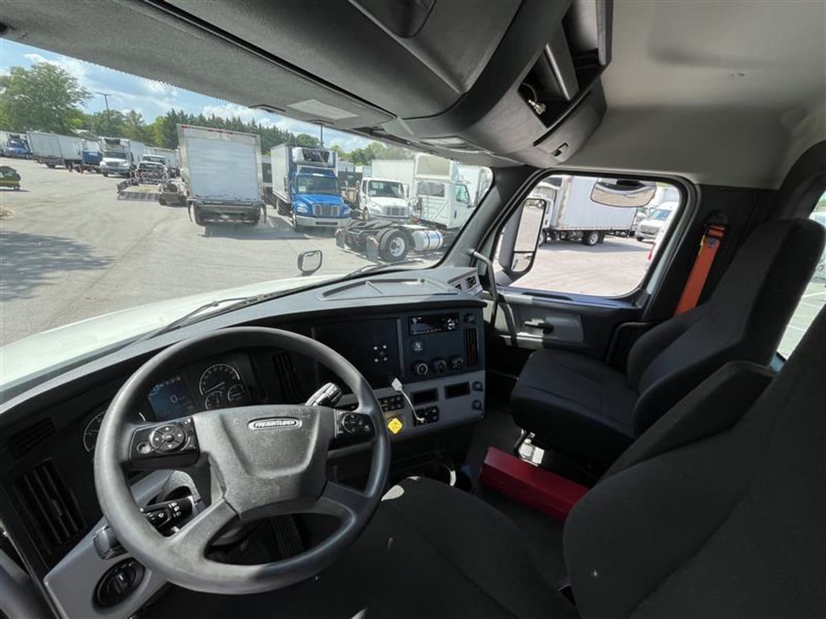 2019 Freightliner Cascadia in Beltsville, MD — photo 7