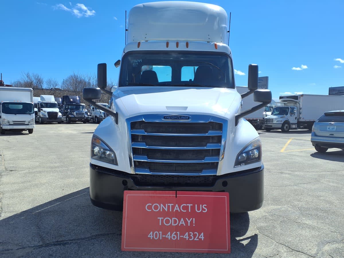 2019 Freightliner Cascadia in Warwick, RI — photo 2