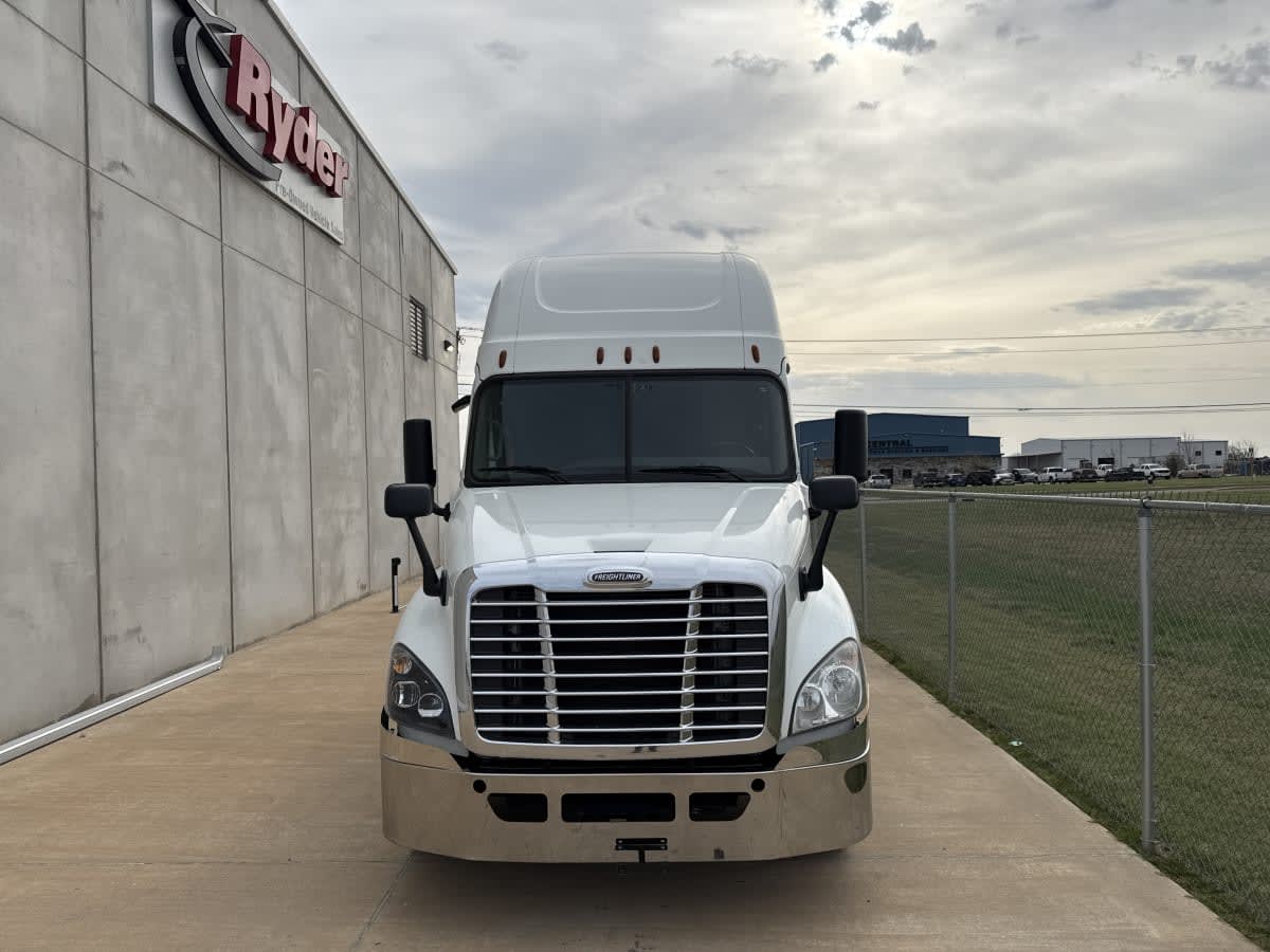 2020 Freightliner Cascadia in Oklahoma City, OK — photo 2