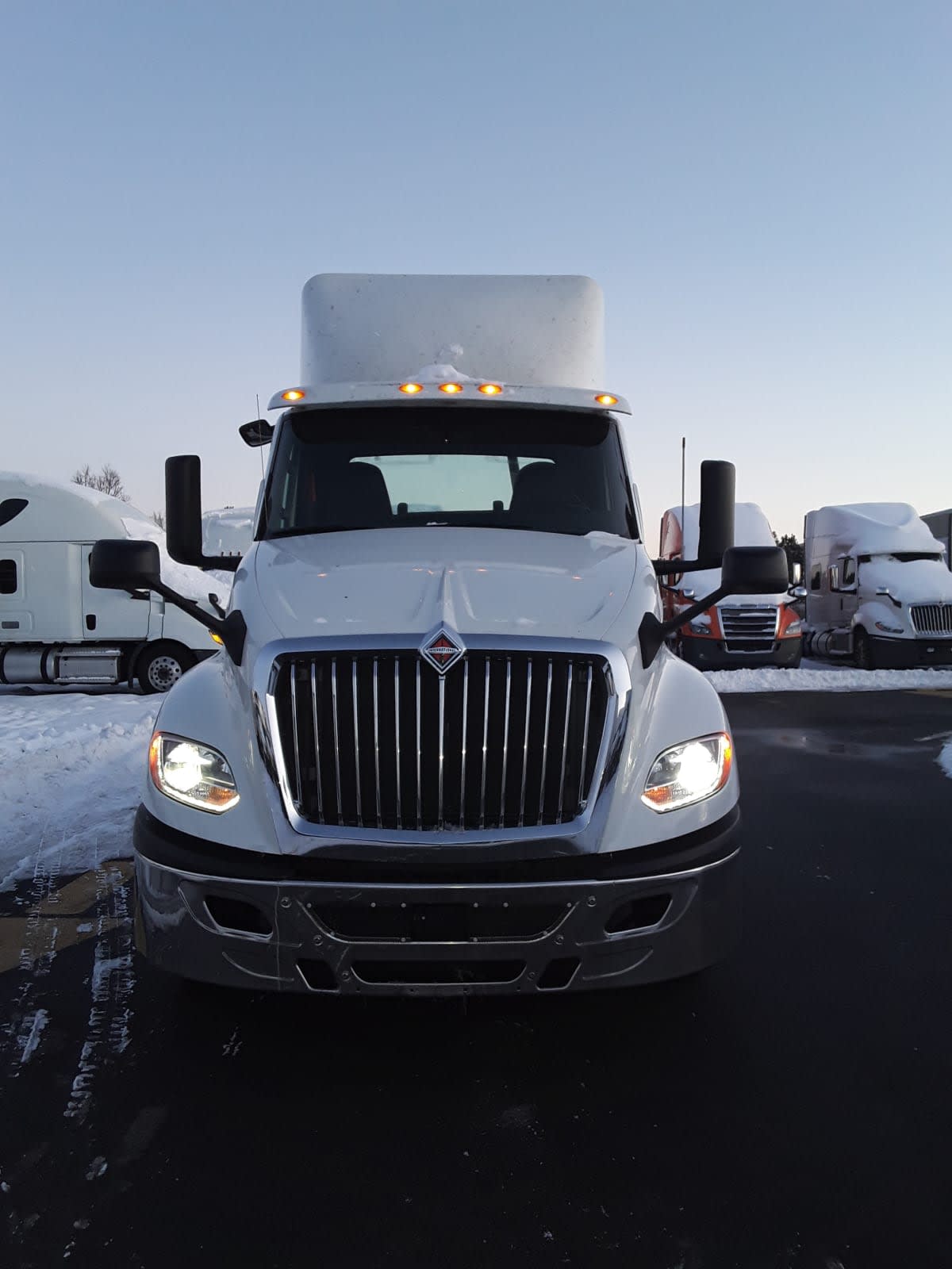 2019 International LT in Bolingbrook, IL — photo 2