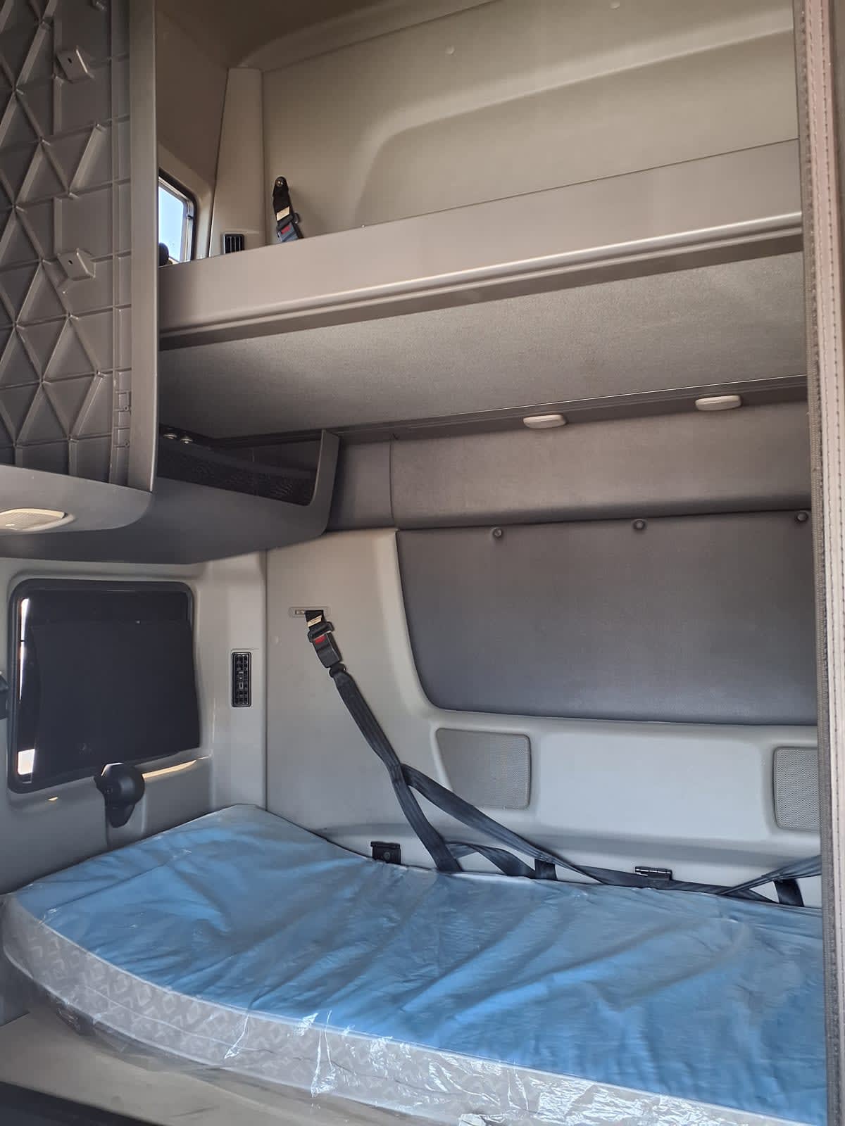 2019 International LT in Cleveland, OH — photo 8