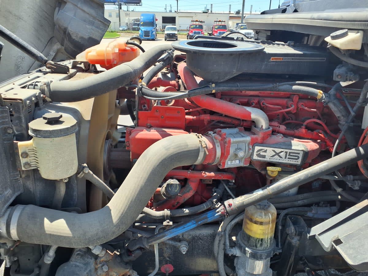 2019 International LT in Cleveland, OH — photo 9