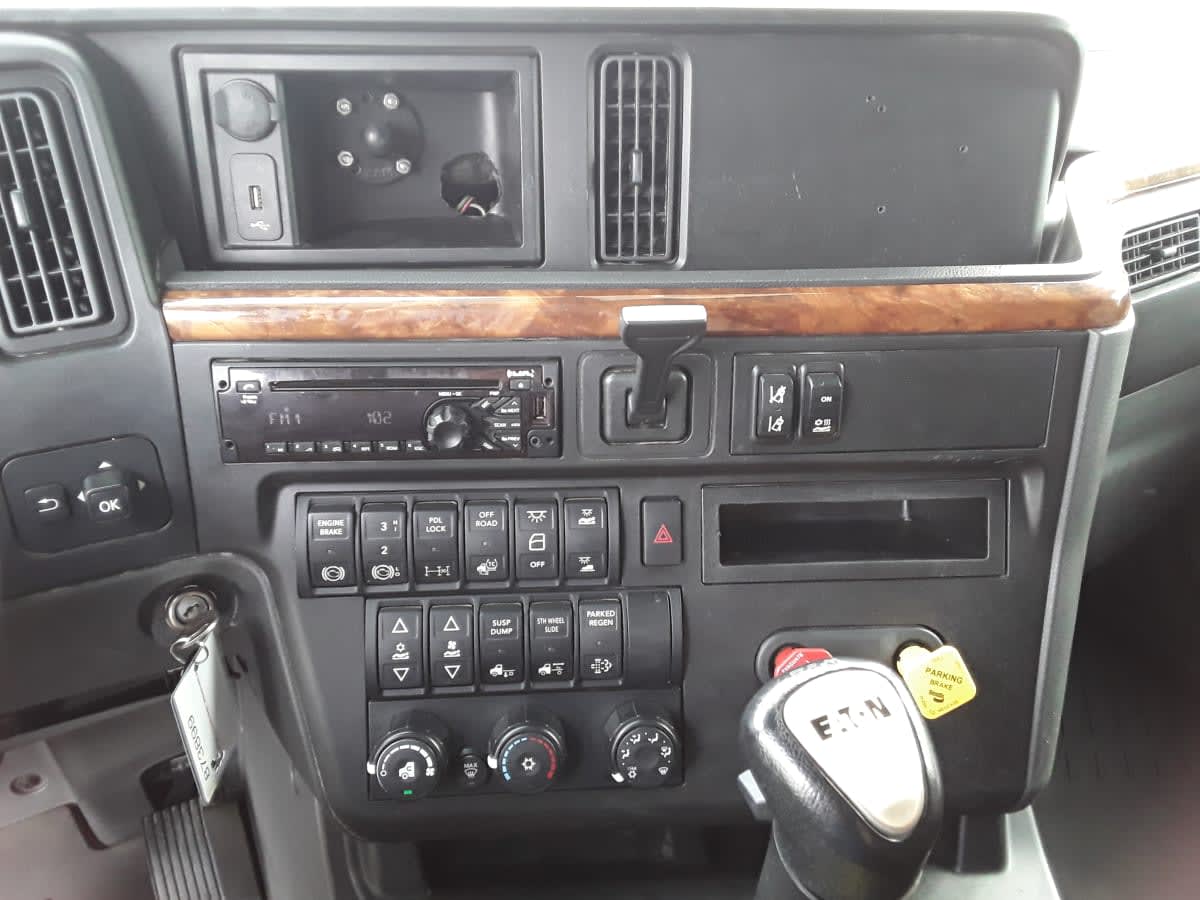 2019 International LT in Hilliard, OH — photo 10