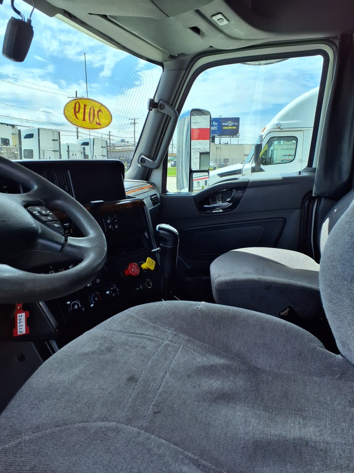 2019 International LT in Cleveland, OH — photo 7