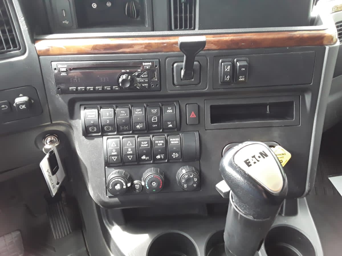 2019 International LT in Hilliard, OH — photo 13