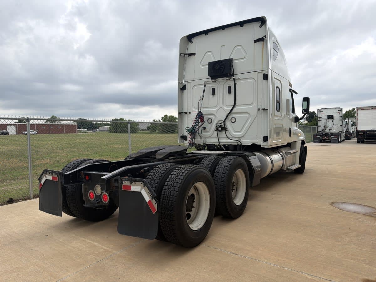 2020 Freightliner Cascadia in Oklahoma City, OK — photo 4