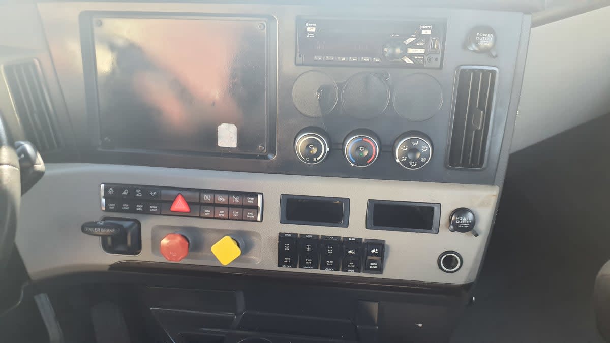 2020 Freightliner Cascadia in Springfield, MA — photo 7