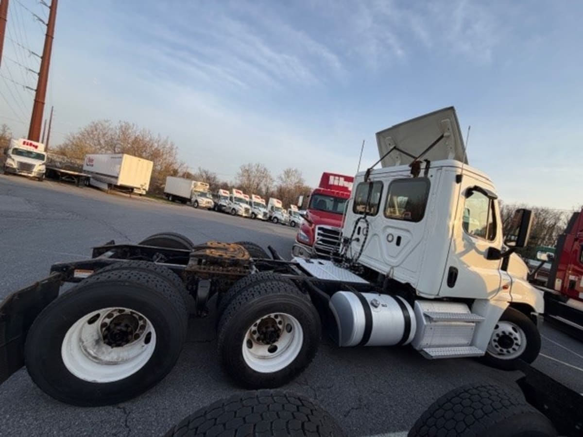 2019 Freightliner Cascadia in Allentown, PA — photo 4