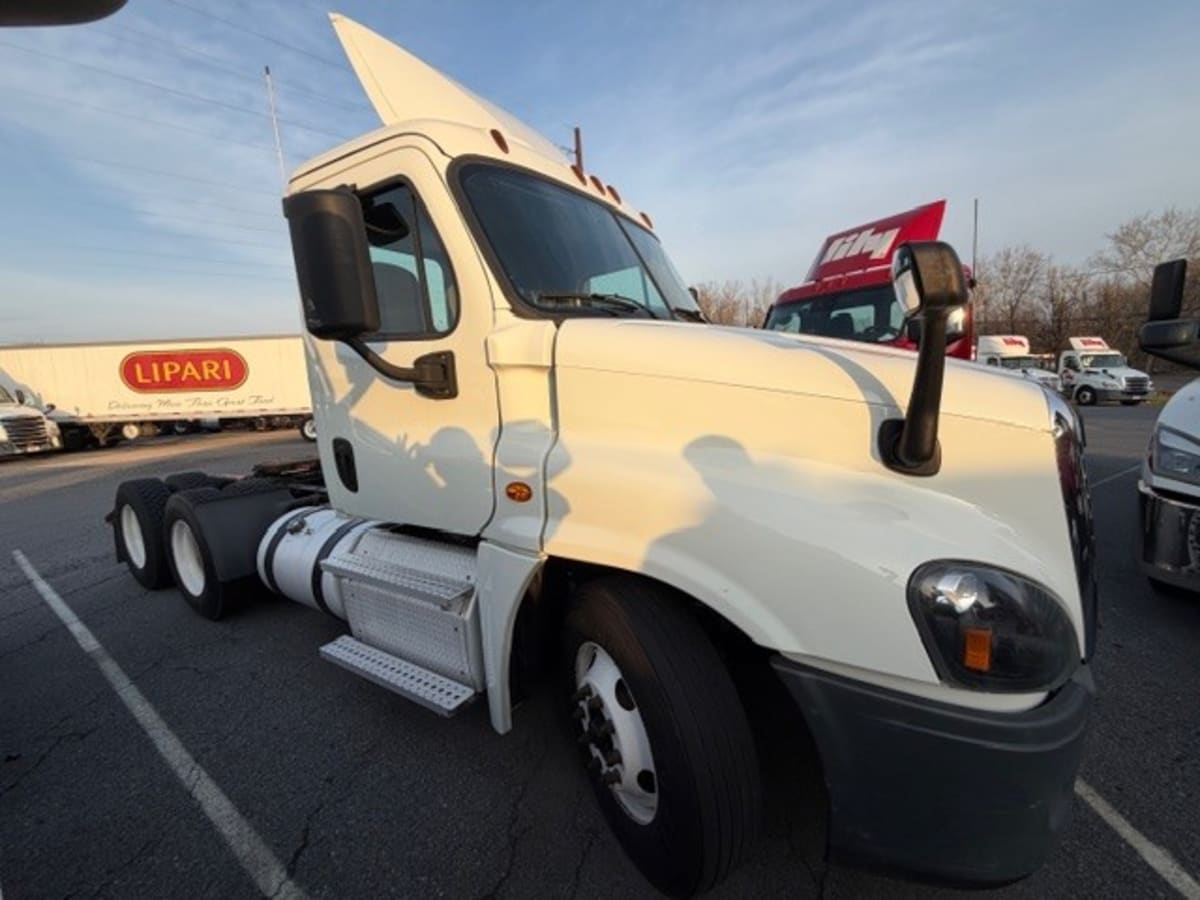 2019 Freightliner Cascadia in Allentown, PA — photo 3