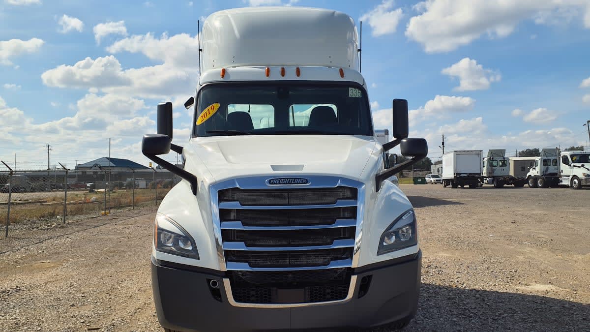 2019 Freightliner Cascadia in Birmingham, AL — photo 2