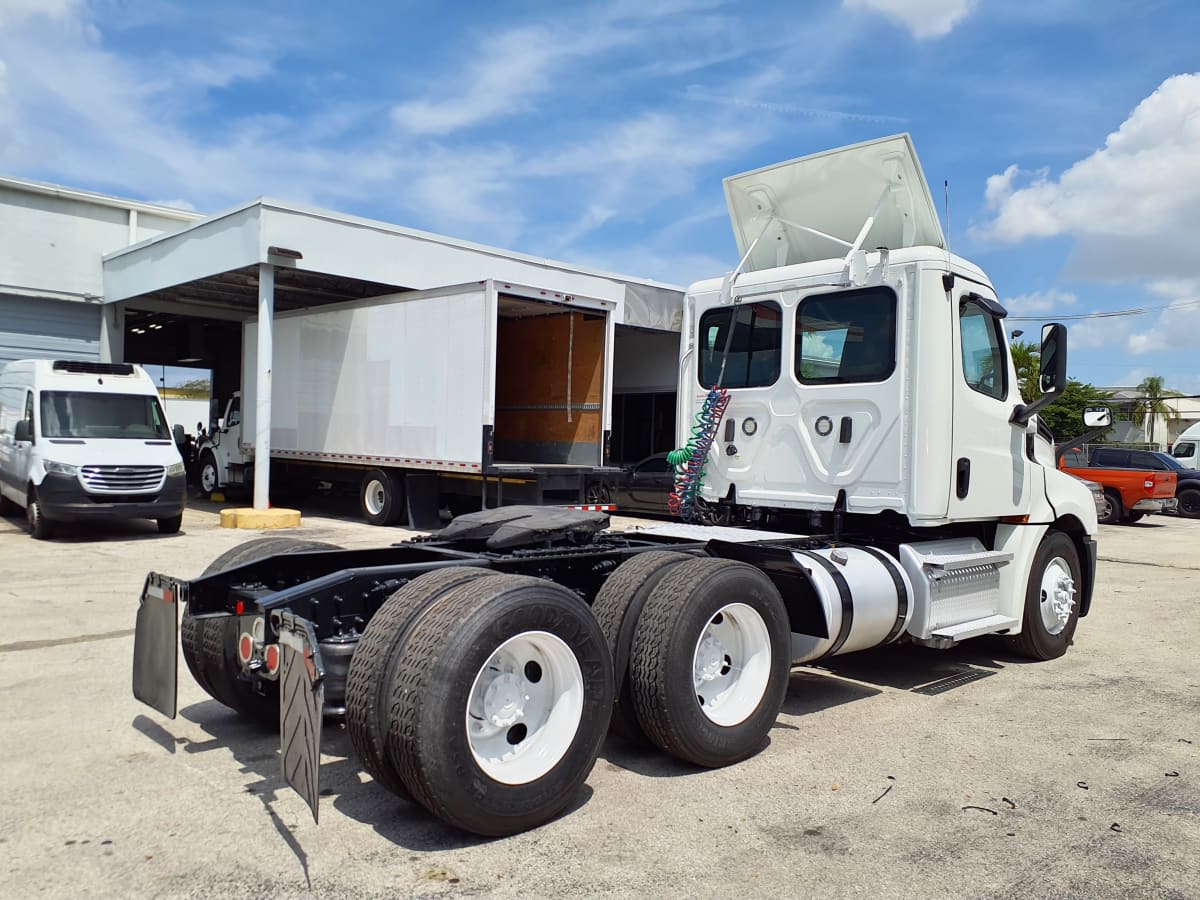 2019 Freightliner Cascadia in Miami, FL — photo 4