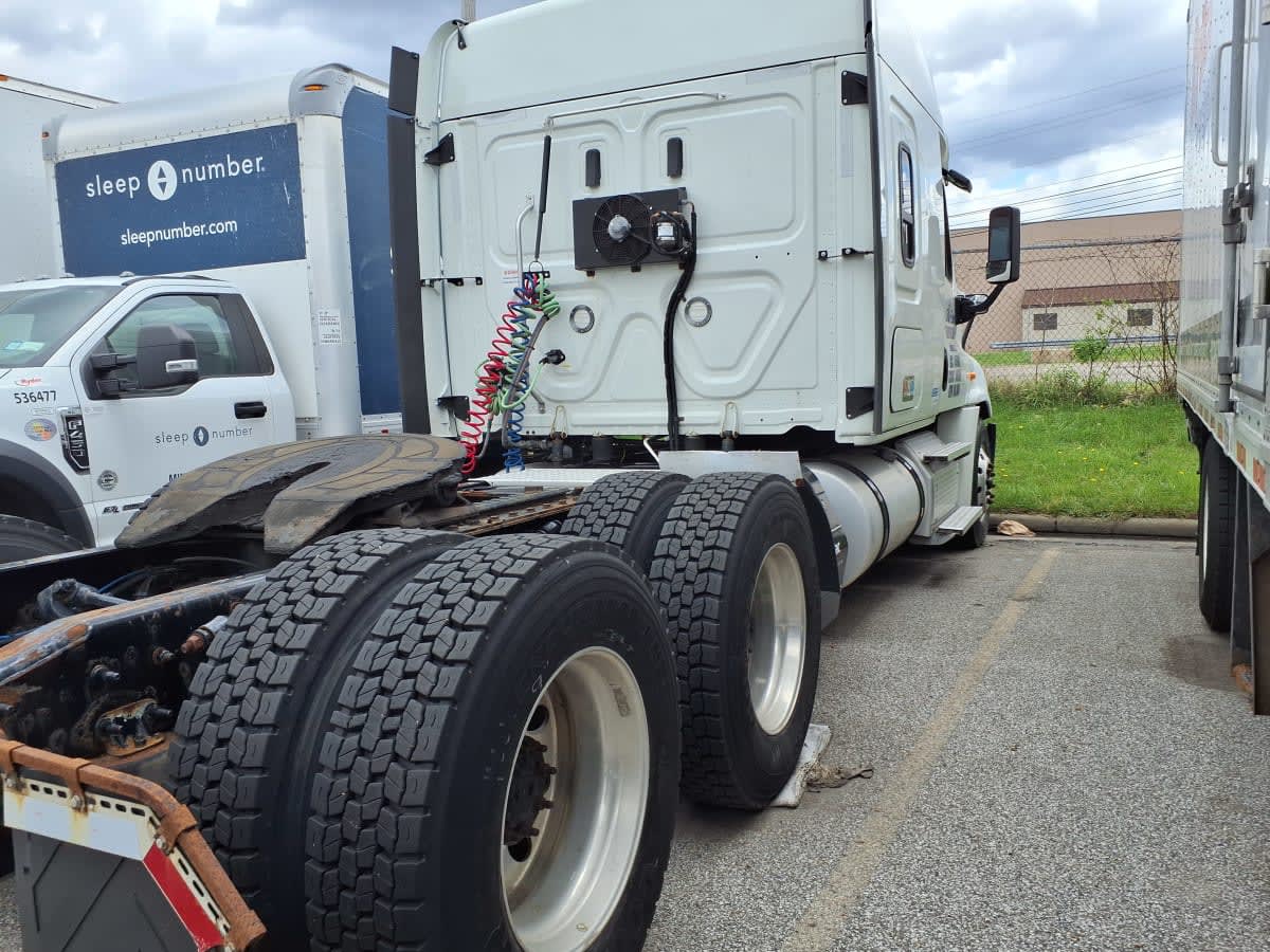 2020 Freightliner Cascadia in Cleveland, OH — photo 4
