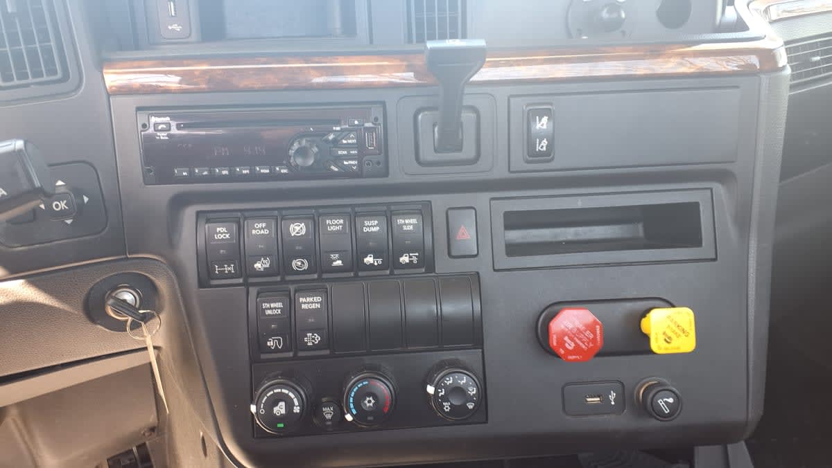 2019 International LT in Salisbury, MA — photo 10