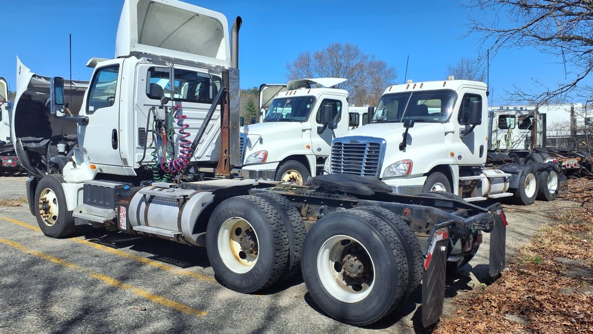 2019 International LT in Salisbury, MA — photo 6
