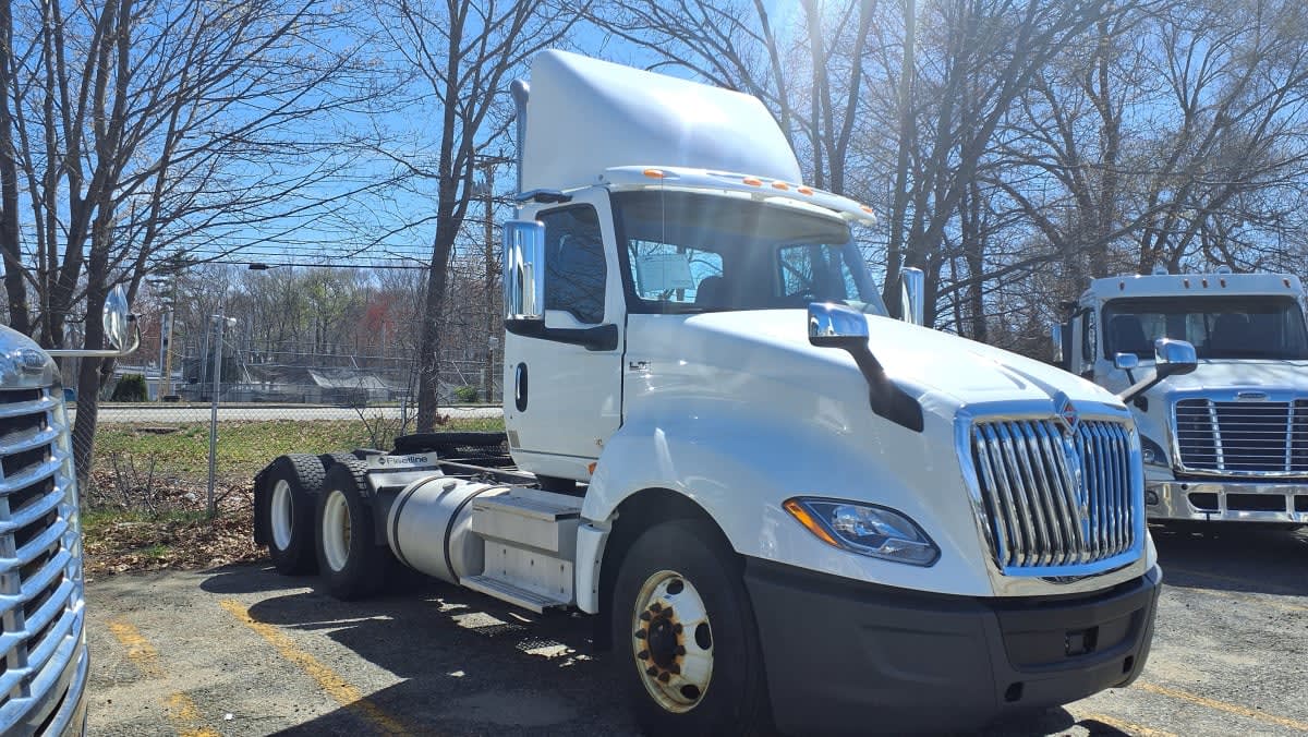 2019 International LT in Salisbury, MA — photo 3