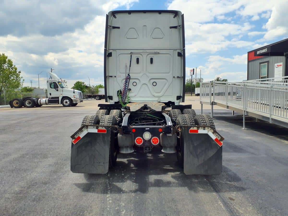 2019 Freightliner Cascadia in Clarksville, IN — photo 5