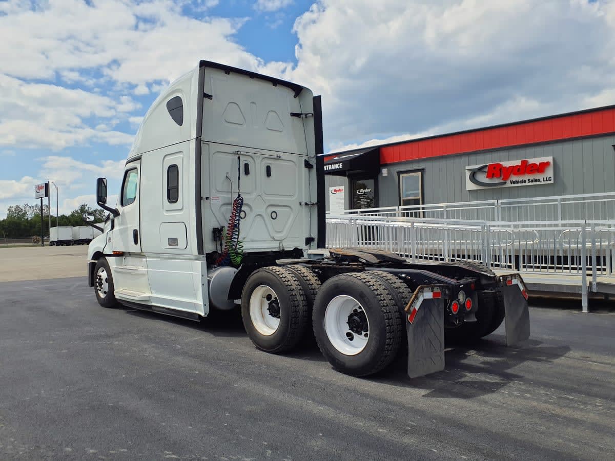 2019 Freightliner Cascadia in Clarksville, IN — photo 6