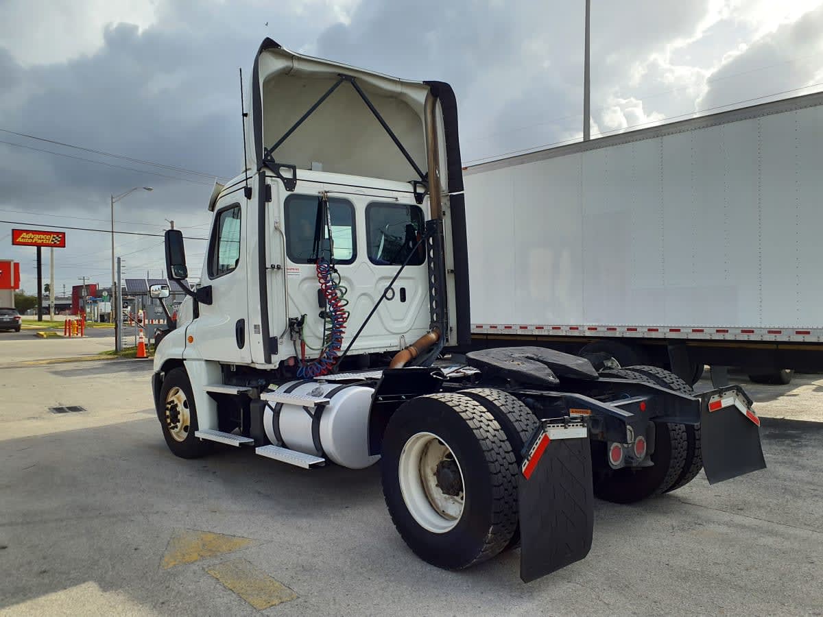 2019 Freightliner Cascadia in Miami, FL — photo 6