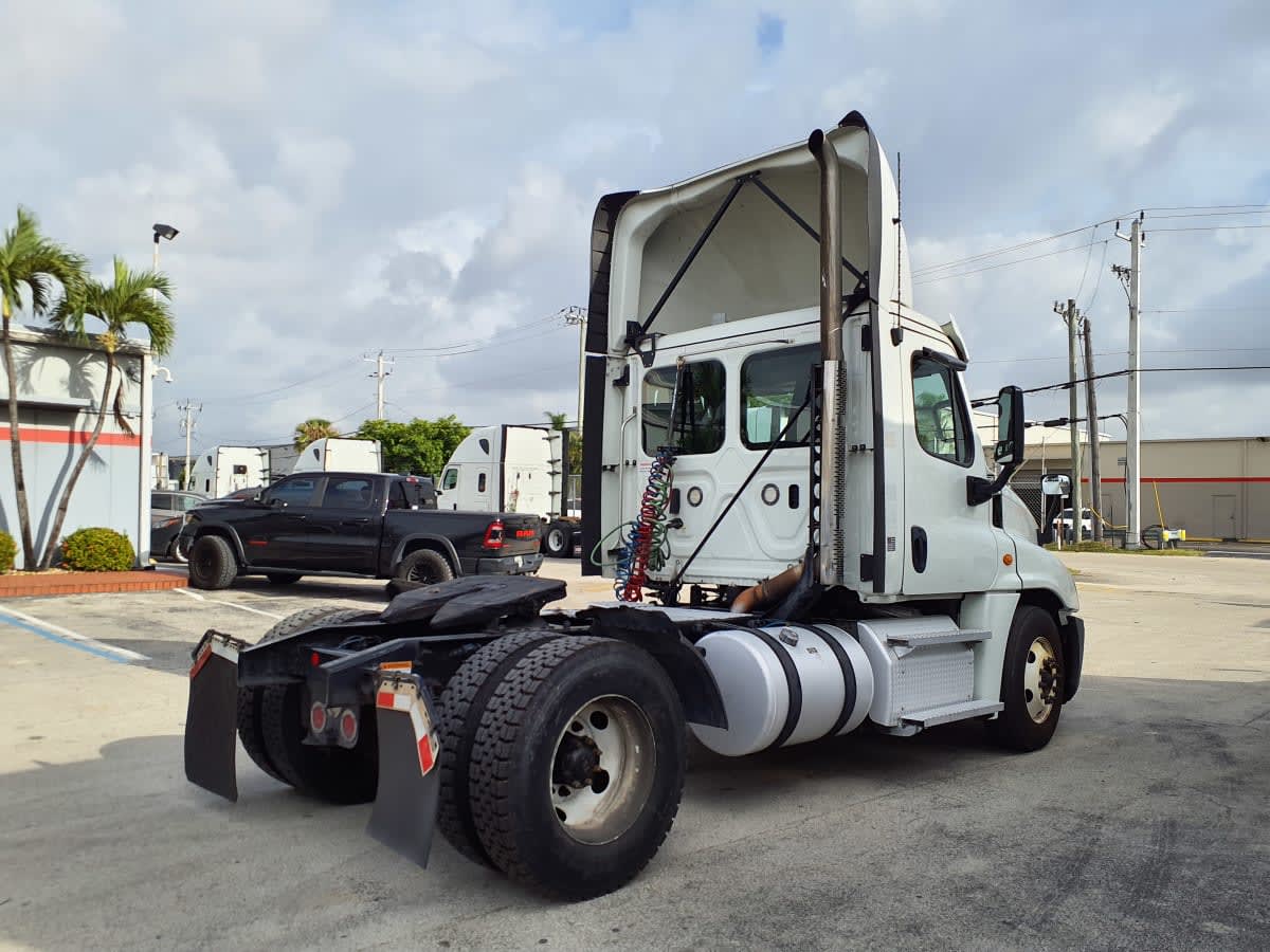 2019 Freightliner Cascadia in Miami, FL — photo 4