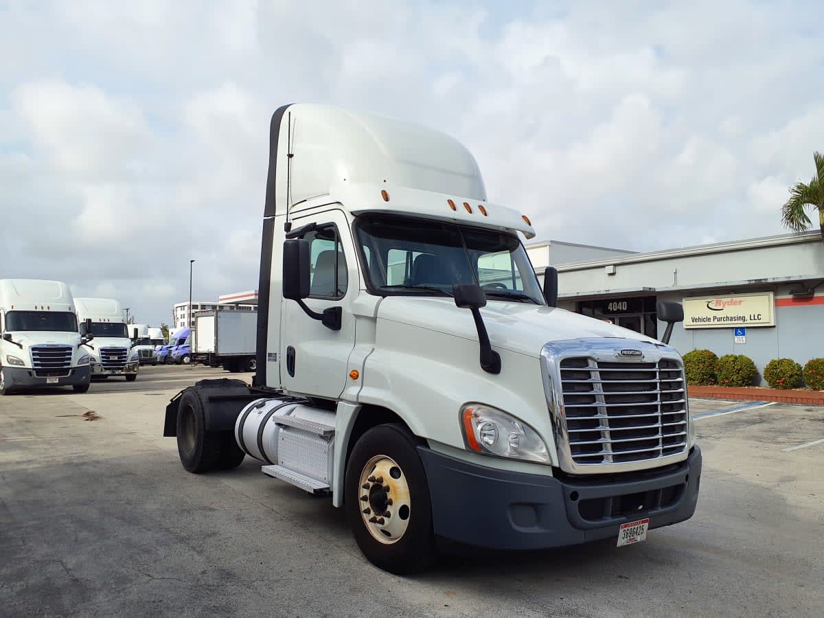 2019 Freightliner Cascadia in Miami, FL — photo 3
