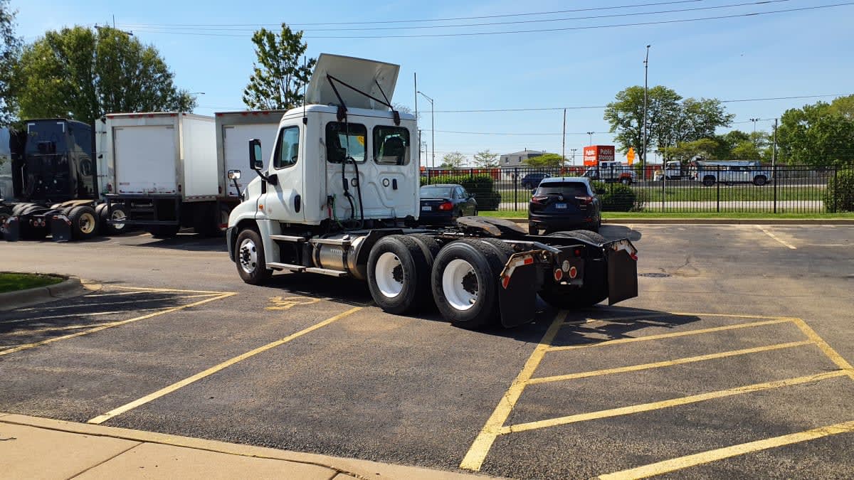 2020 Freightliner Cascadia in Bolingbrook, IL — photo 6