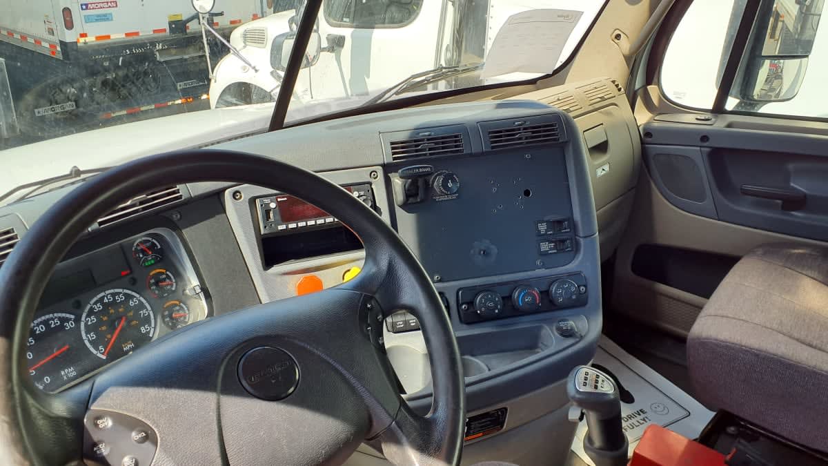 2020 Freightliner Cascadia in Bolingbrook, IL — photo 7